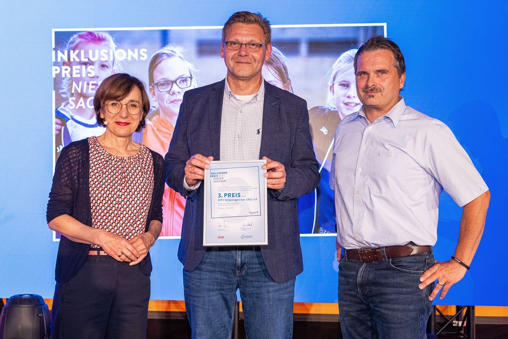 drei Personen mit dem Inklusionspreis